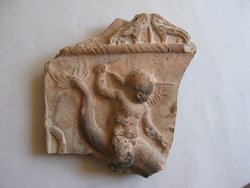 Fragment einer Aufsatzplatte mit Darstellung einer Meermedusa: Erosknabe auf Delphin