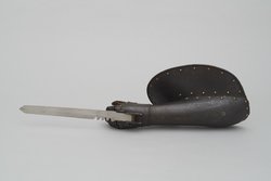 Handschuh mit halbem Schild und klappbarer Klinge