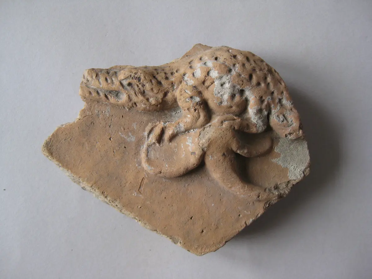 Fragment aus dem linken Teil einer Nillandschaft: Krokodil auf Lotosblüte