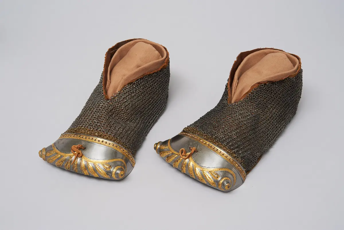 Ein Paar Schuhe mit Panzergeflecht und Kuhmaulkappen