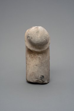 Großer Phallus, Fragment einer Statue?