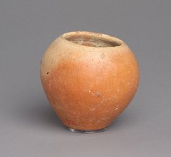 Bauchiges Gefäß mit Ausgußrohr