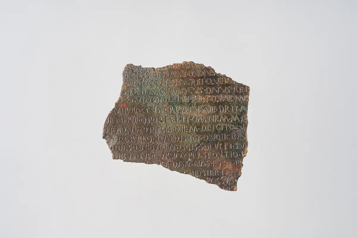 Tafelfragment mit Lex acilia repetundarum (VS) und Lex agraria (RS)