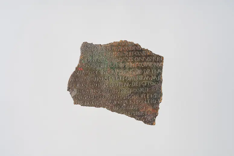Tafelfragment mit Lex acilia repetundarum (VS) und Lex agraria (RS)
