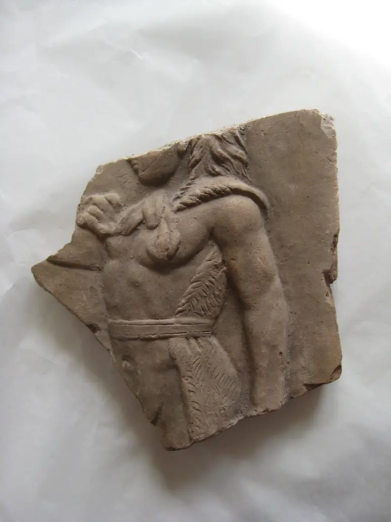 Fragment vom rechten Rand einer Verkleidungsplatte mit Dreifußstreit-Darstellung: Herakles