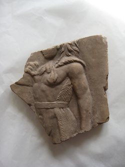 Fragment vom rechten Rand einer Verkleidungsplatte mit Dreifußstreit-Darstellung: Herakles