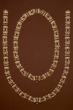 Zwei Collanen des Ordens vom Goldenen Vlies; Reste der substitutorischen Reichskrone Kaiser Ferdinands III.