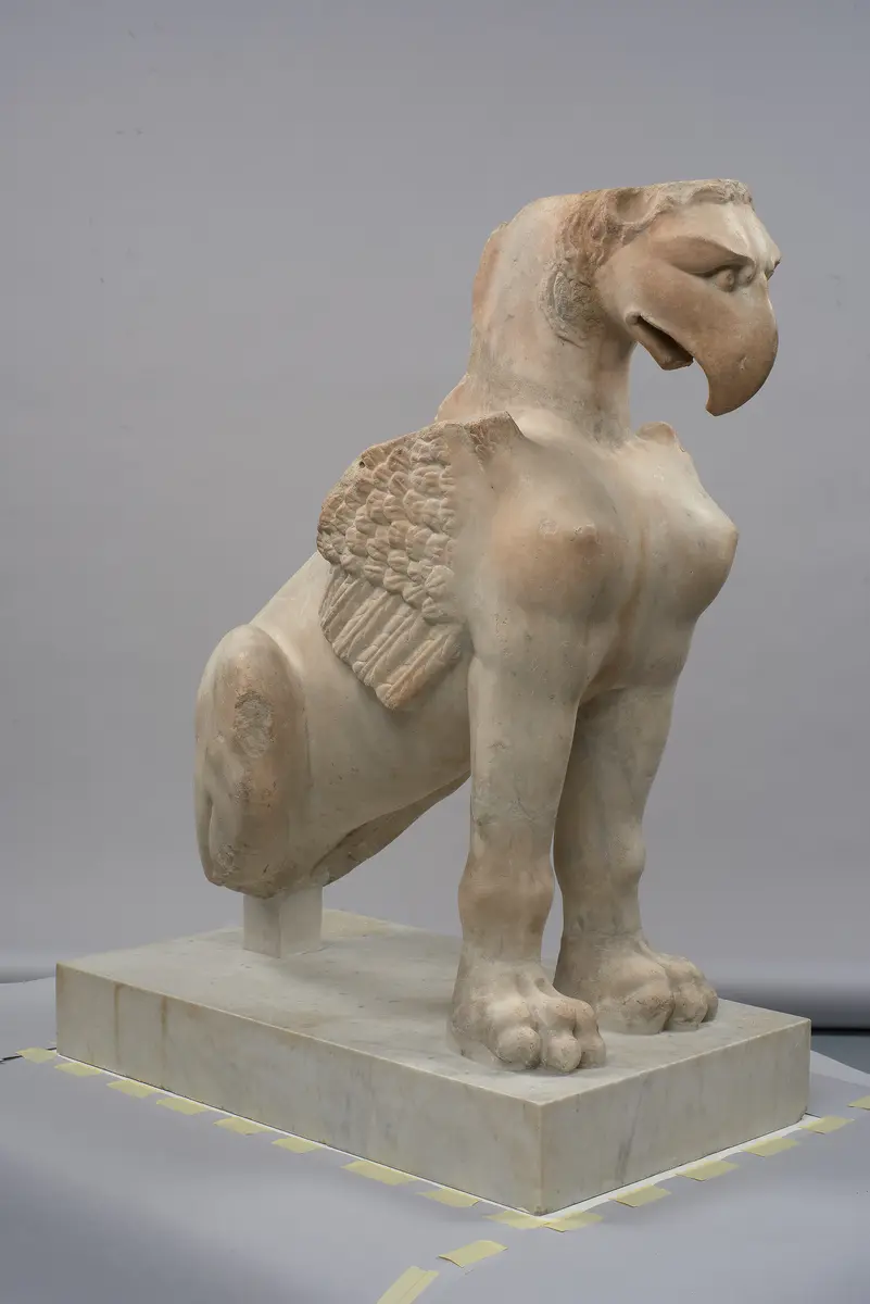 Sitzende Sphinx mit Greifenkopf