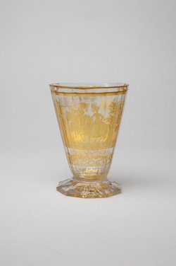 Zwischengold-Fußbecher mit höfischer Szene