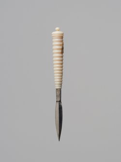 Messer eines Schreibzeugs in Gestalt einer Säule