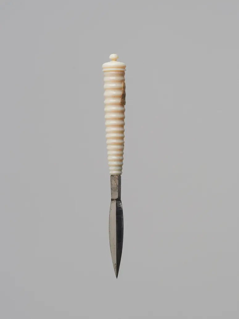 Messer eines Schreibzeugs in Gestalt einer Säule