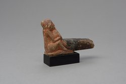 Hockender, nackter Mann mit übergroßem Phallus, eine Stele haltend