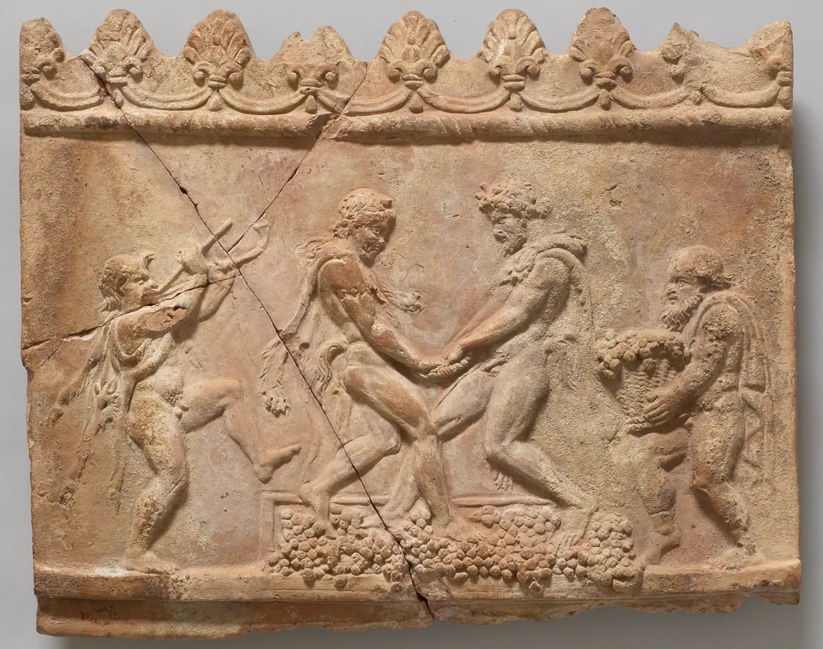 Aufsatzplatte: Zwei kelternde Satyrn, jugendlicher Satyr mit Doppelflöte, Silen mit Korb