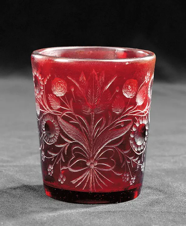 Rubinglasbecher mit Blumendekor