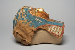 Mumienförmiger Sarg mit Mumie, Kartonage und vergoldeter Gesichtsmaske