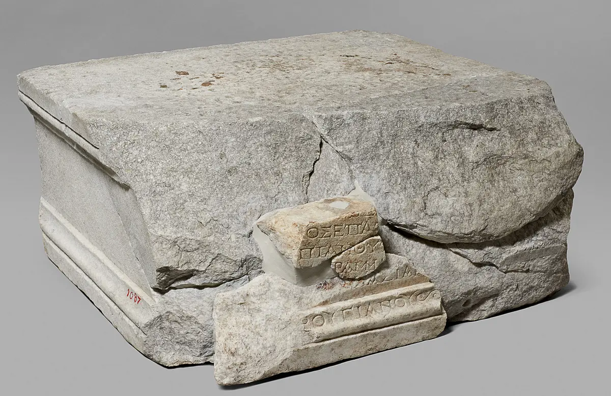 Statuenbasis des L. C. Phrugianos