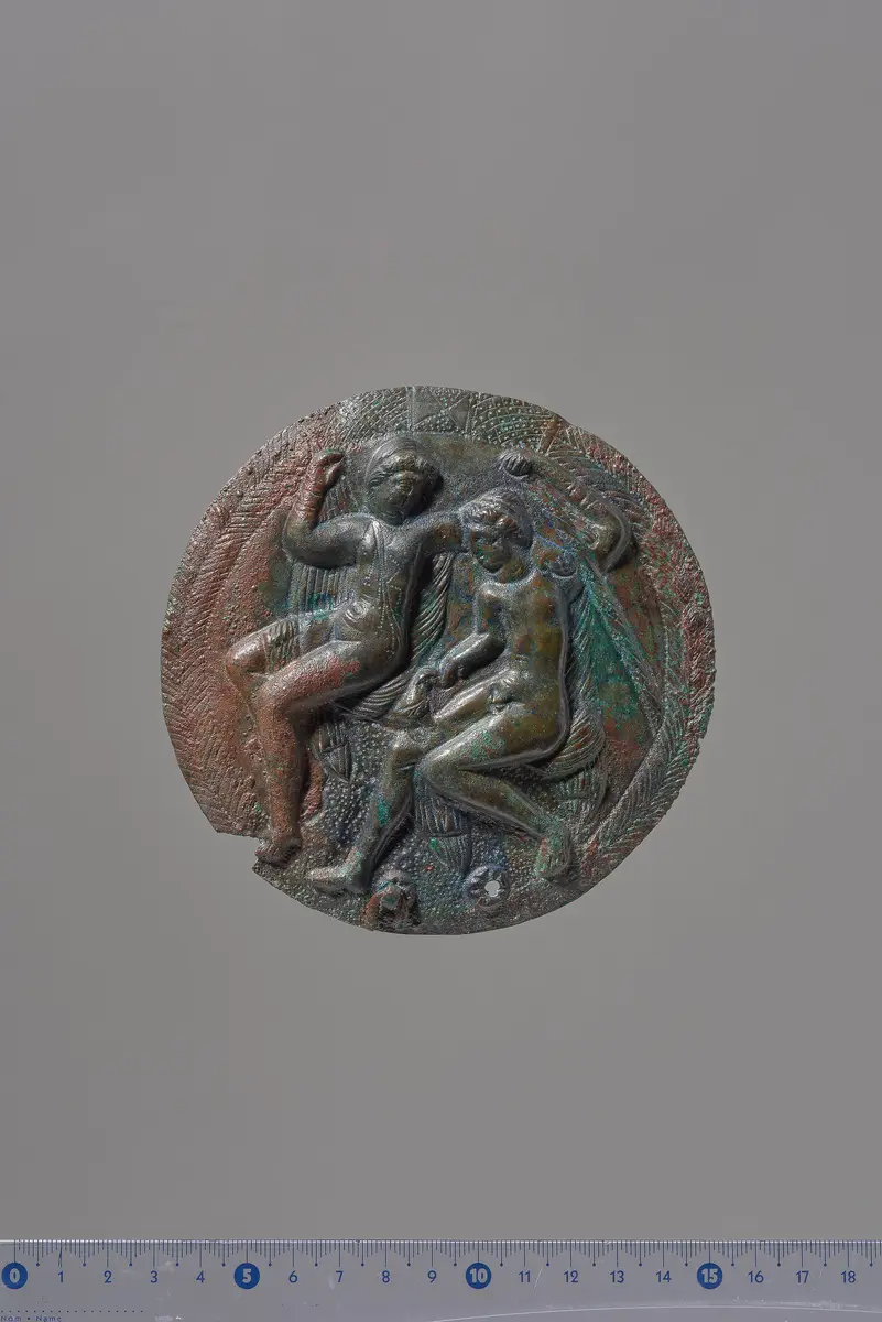 Teile eines Klappspiegels: Reliefapplik mit Aphrodite und Adonis, Deckel, Unterteil, Fragmente