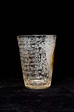 Becher mit Schusterzunft von Iglau mit Zwischengoldmedaillon