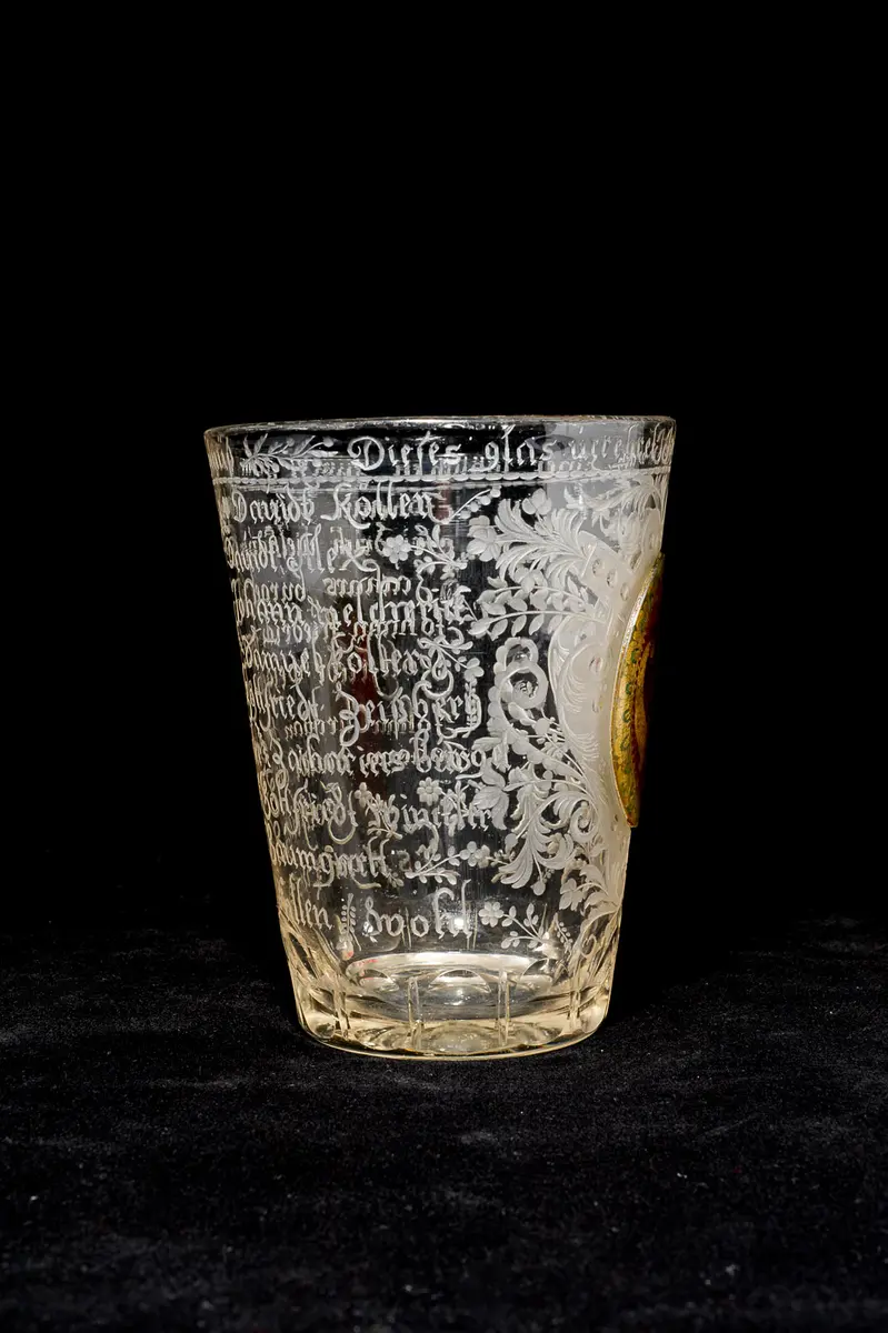 Becher mit Schusterzunft von Iglau mit Zwischengoldmedaillon