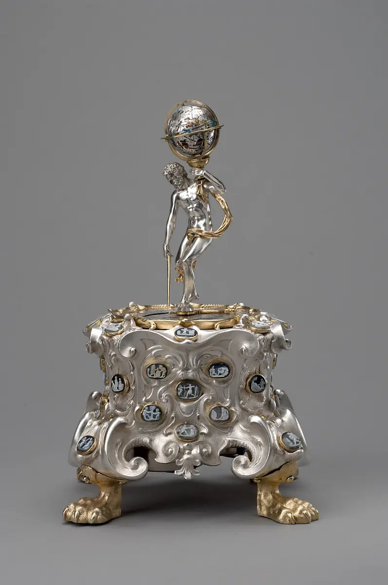 Stutzuhr mit Statuette des Atlas