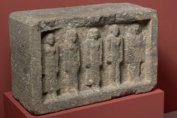 Nischenblock mit fünf Figuren