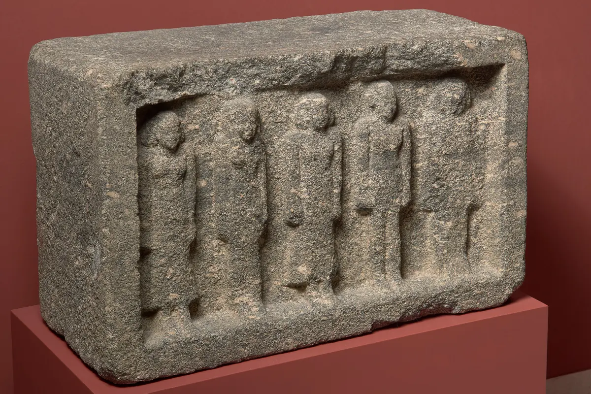 Nischenblock mit fünf Figuren