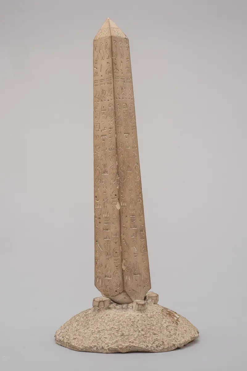 Modell eines Obelisken mit Fantasiehieroglyphen