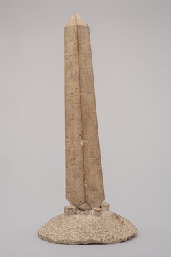Modell eines Obelisken mit Fantasiehieroglyphen