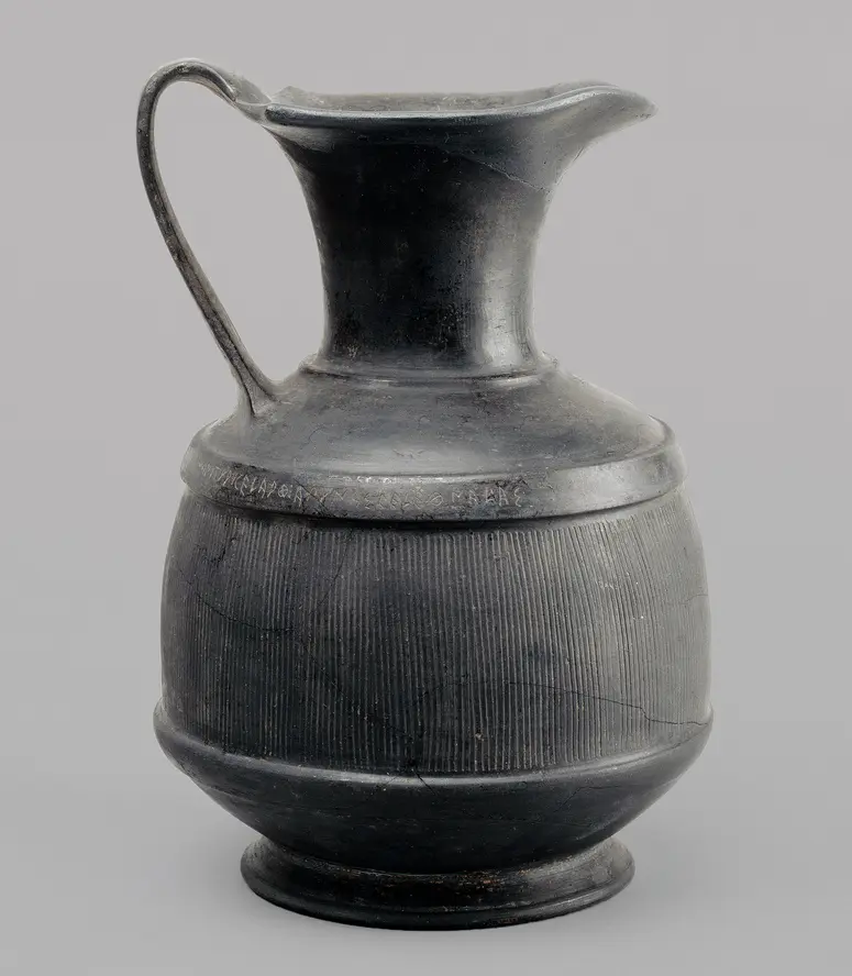 Buccherokanne mit etruskischer Inschrift