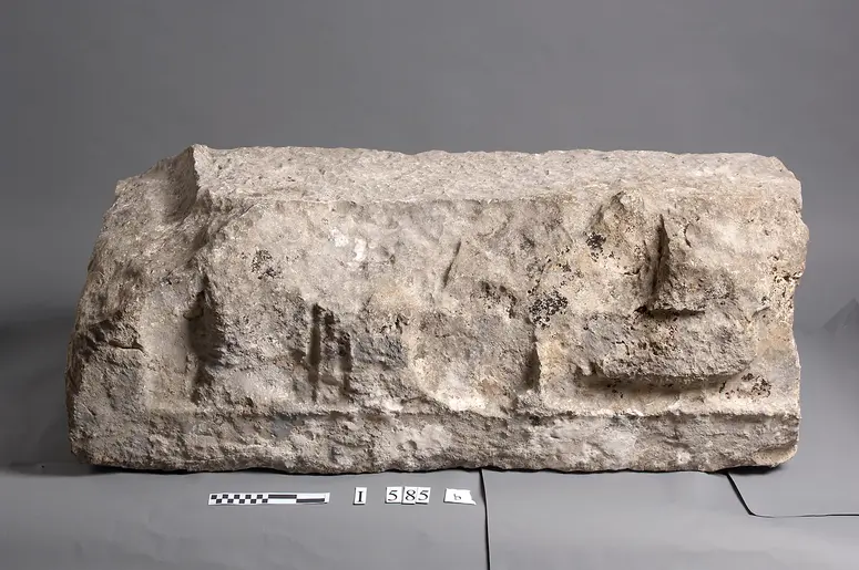 Fragment des Sarkophagkastens