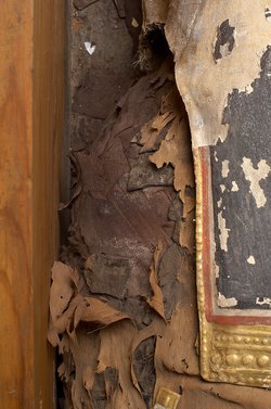 Unterteil des Kastensarges des An-em-her mit Mumie und Teilkartonage