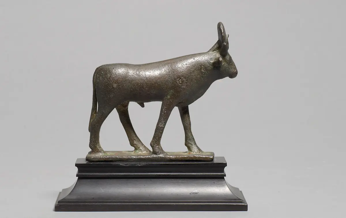 Schreitender Apis-Stier