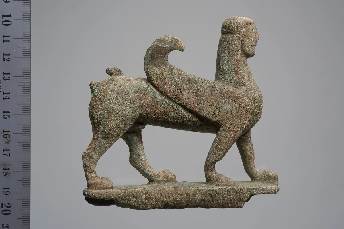 Figur eines geflügelten schreitenden Sphinx
