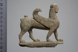 Figur eines geflügelten schreitenden Sphinx