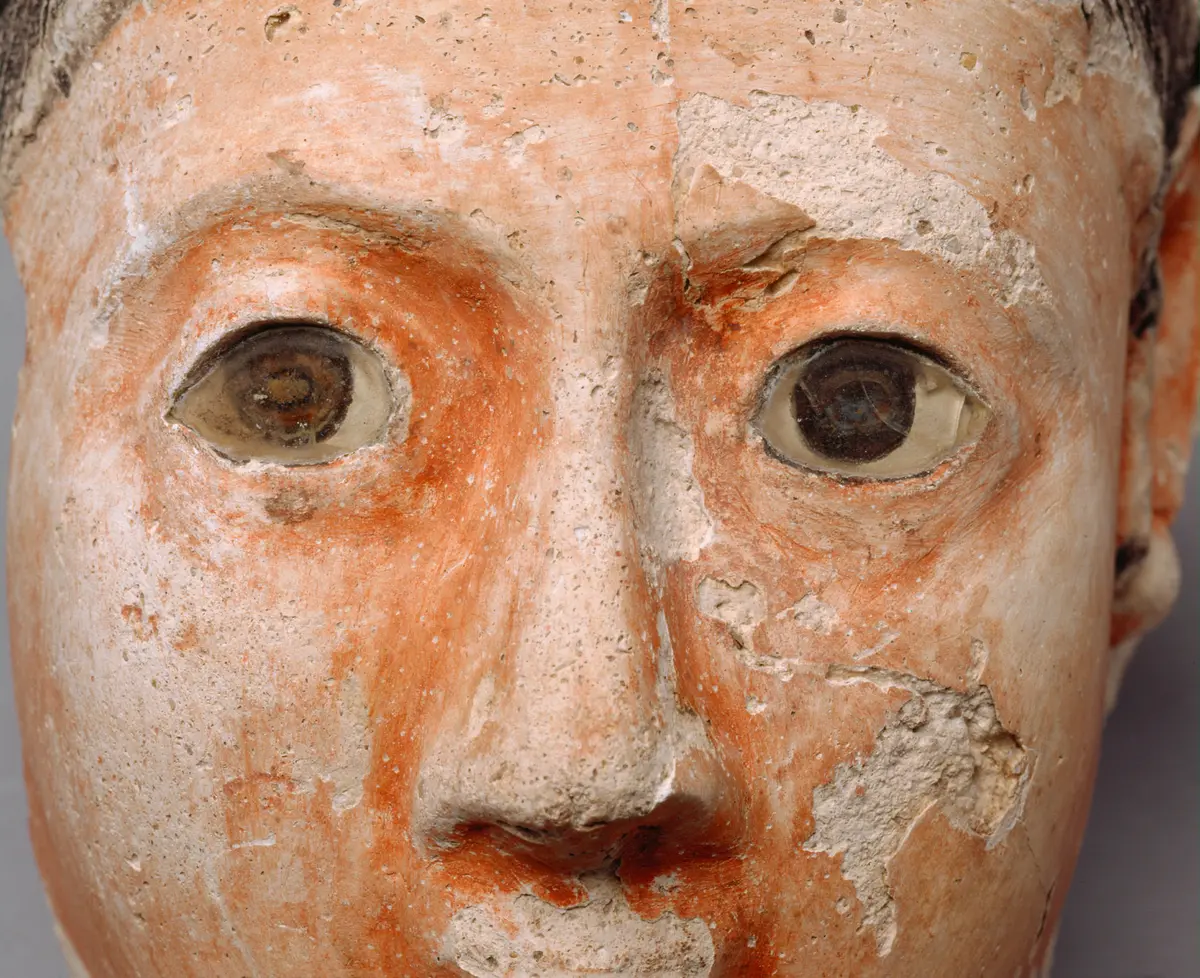Kopf vom Stucksarg einer Frau