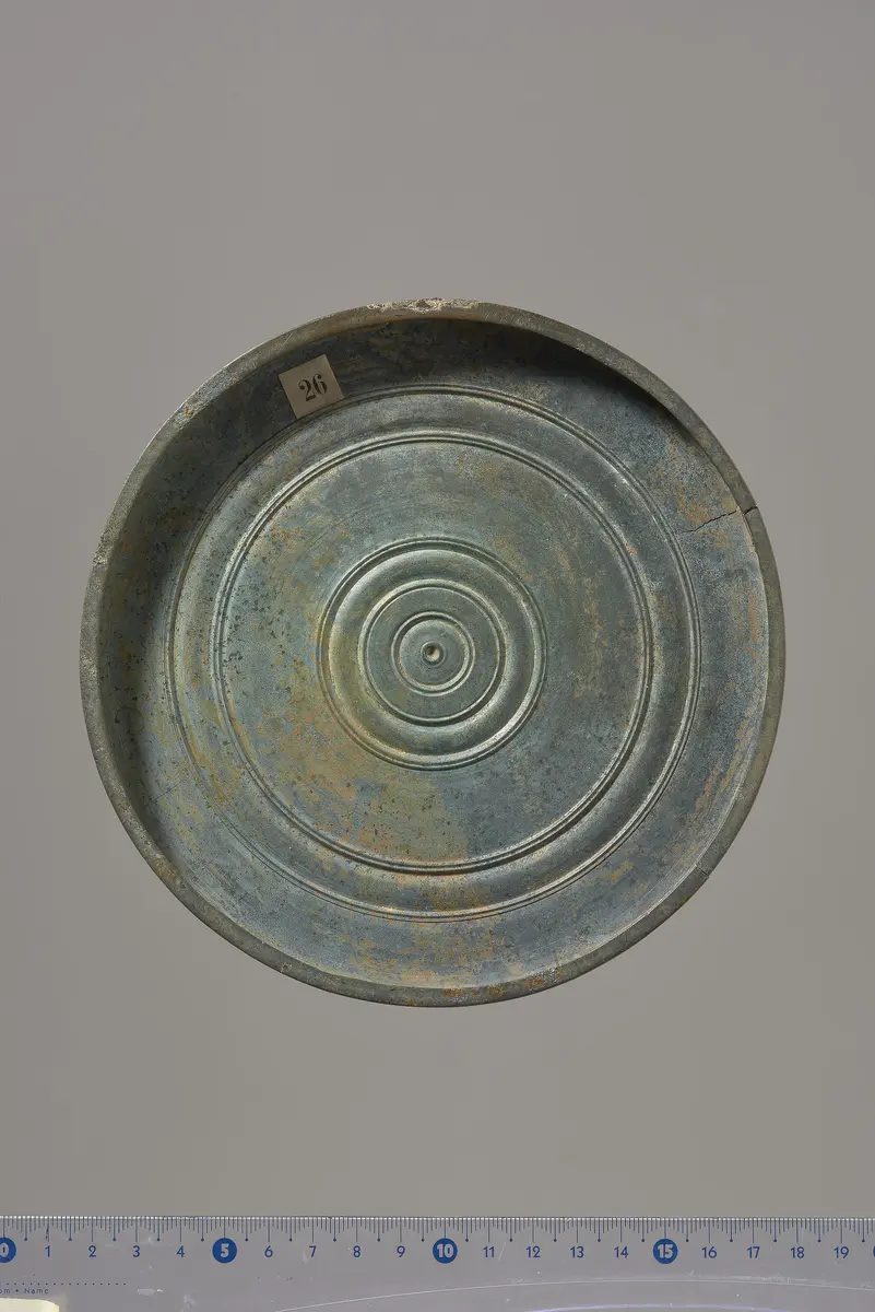 Teile eines Klappspiegels: Deckel mit Reliefapplik (Dionysos und Ariadne, Eros), Unterteil