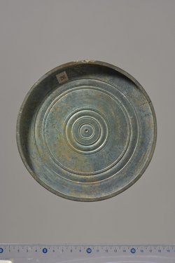 Teile eines Klappspiegels: Deckel mit Reliefapplik (Dionysos und Ariadne, Eros), Unterteil
