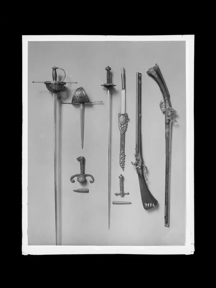 Leichtes Reitergewehr; Griff und Ortband von einem kleinen Prunkschwerte; Hofdegen; Schalenrapier; Parierdolch; Griff und Ortband eines Jagdschwertes; Orientalisches Dolchmesser samt Scheide