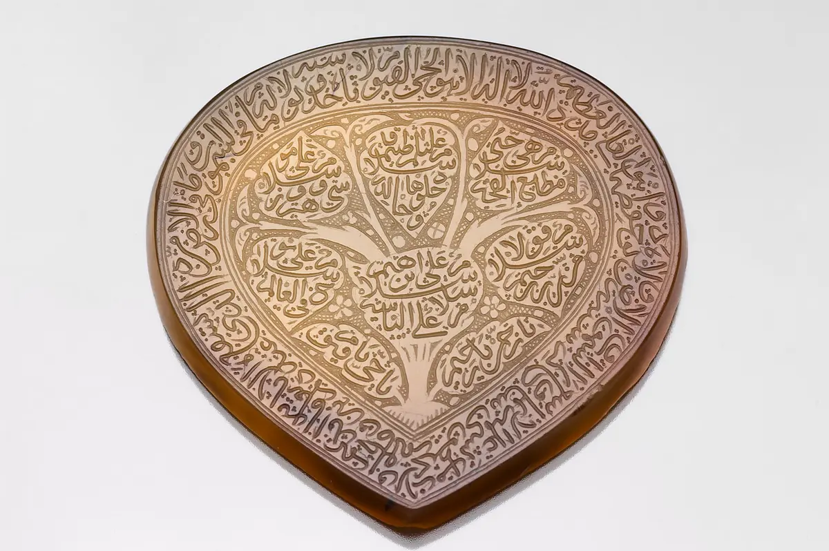 Herzförmiger Talisman mit Sure