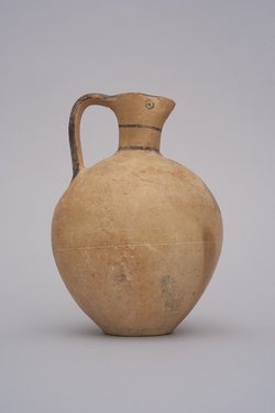 Kanne mit Kleeblattmündung der White Painted III Ware