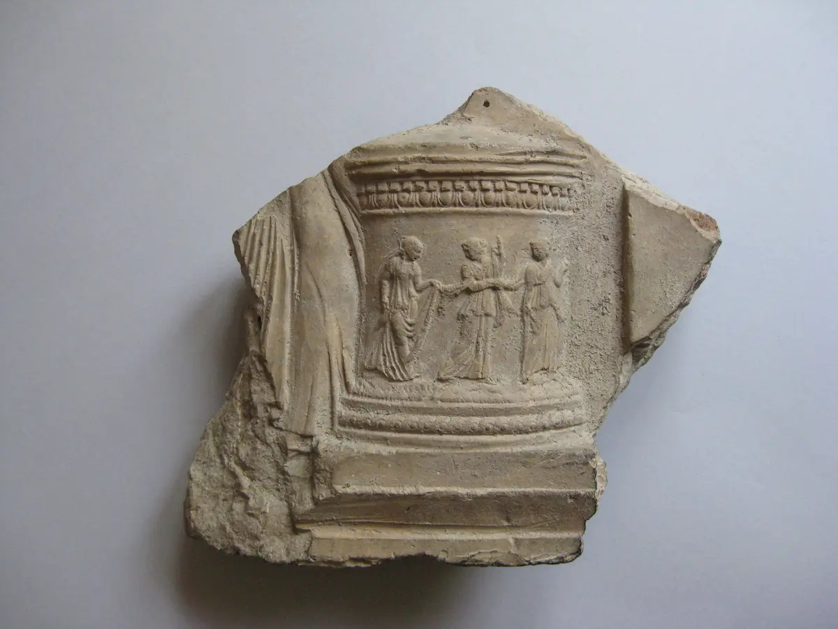 Fragment eines Kitharödenreliefs: Altar mit drei Grazien