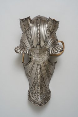 Stirnschildchen einer (verlorenen) Rossstirn