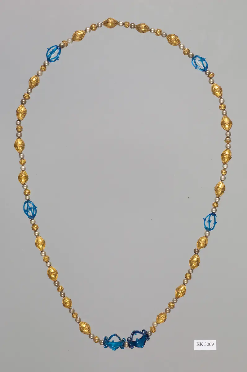 Kette aus Glaskugeln und Glasknöpfen