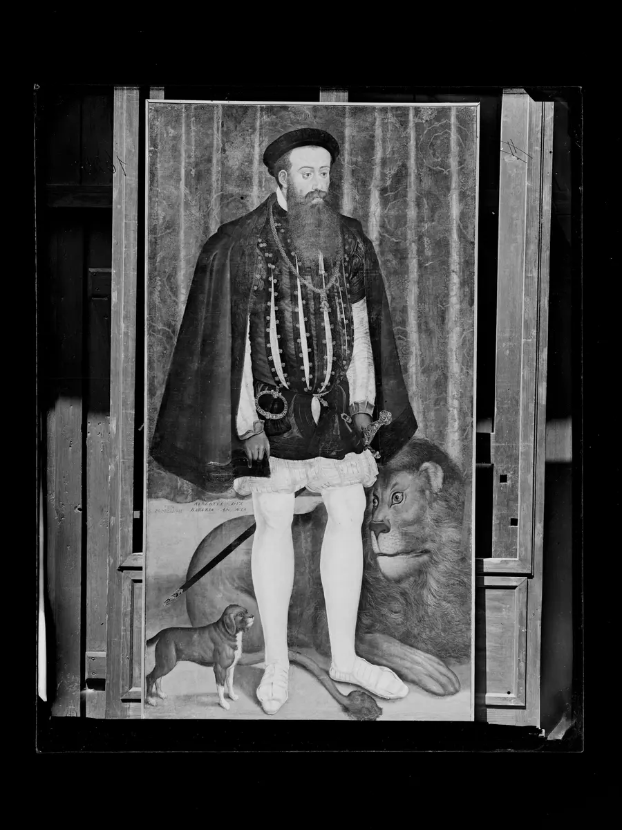 Herzog Albrecht V. (1528-1579) von Bayern mit einem Löwen