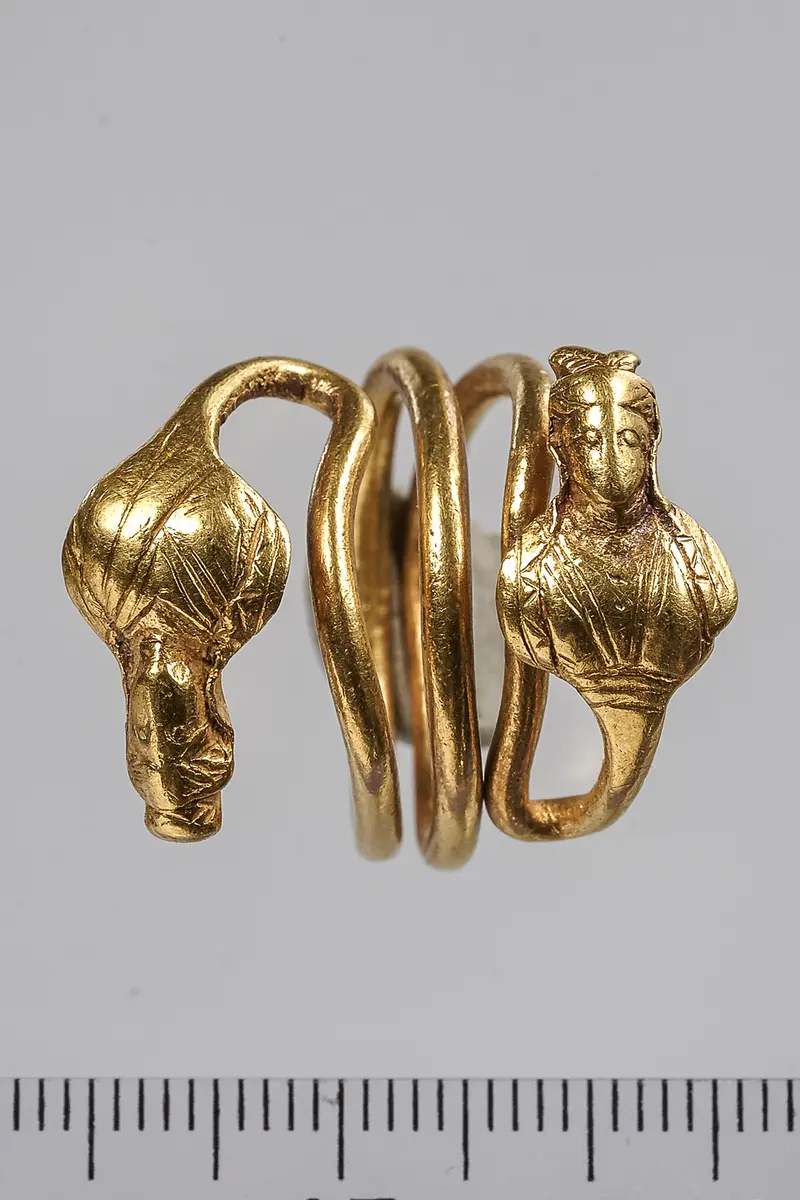Spiralring mit zwei Büsten