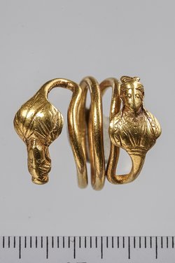 Spiralring mit zwei Büsten