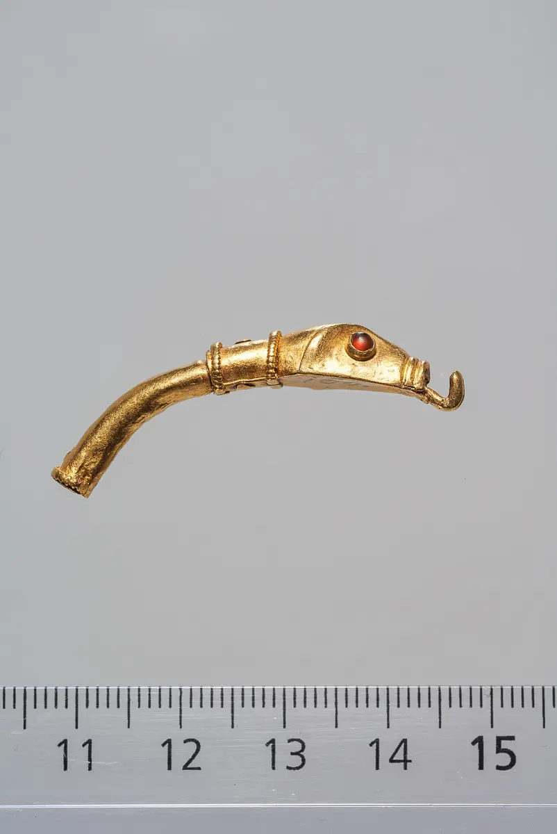 Fragment eines Armringes mit Tierkopfschließe