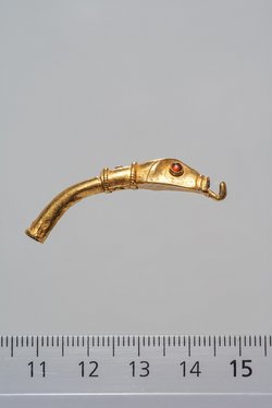 Fragment eines Armringes mit Tierkopfschließe