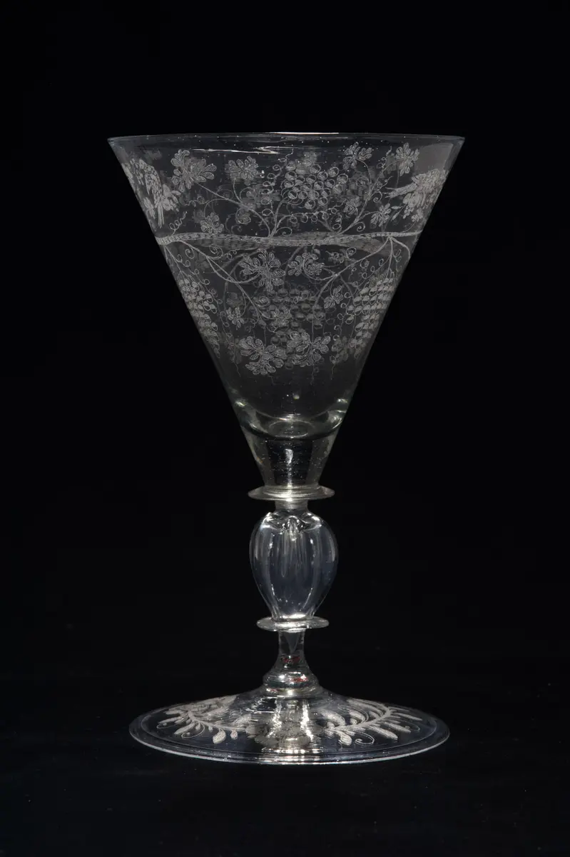 Kelchglas mit Weinlaub und Vögeln