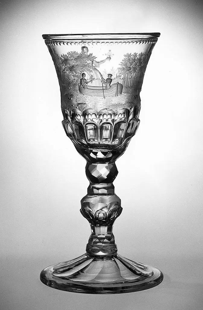 Pokal mit Mädchen und Blumenbukett